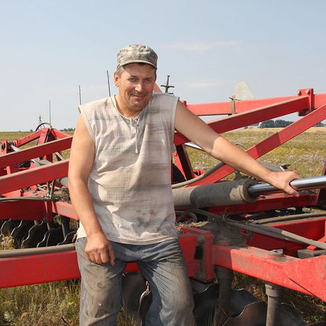 Готовит землю под будущий урожай Сергей Черниченко.