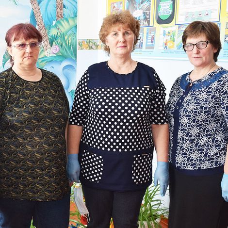С помощью надежного коллектива руководителю  Е. В. Микеевой (в центре) удается решать все проблемы.