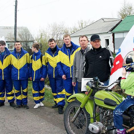 9 мая. Спортсмены-мотокроссмены прибыли на митинг из п. Москаленский.