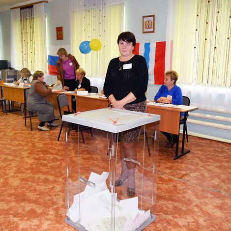 Председатель УИК Лариса Жукова демонстрирует прозрачность голосования.