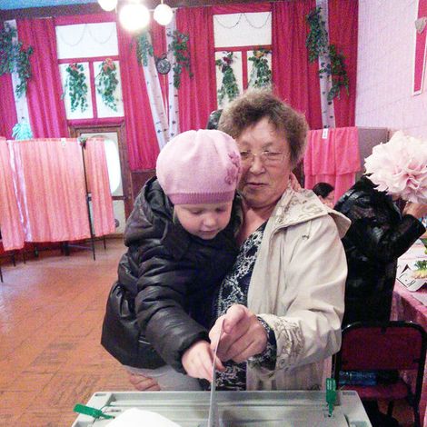 Четырехлетняя Ирина Левашова с бабушкой Т. И. Шараповой. Учимся голосовать вместе.