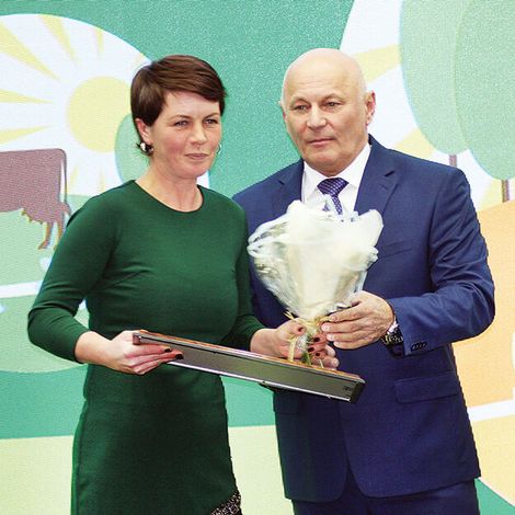 Награда за первое место Марине Яргиной  из АО ПКЗ «Омский».