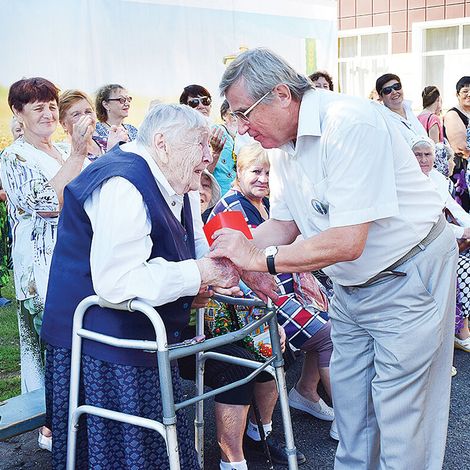 Старейшая жительница поселка  Клара Федотовна Трушейкина принимает награду.