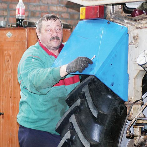 Ремонтом своего трактора занимается Александр Леонтьев.