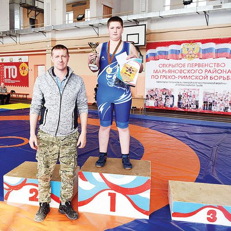 Лучший борец района Данил Егоров  с папой Владимиром Николаевичем.