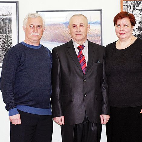 Представители образования Олег Варшко и Ирина Беккер с автором картин.
