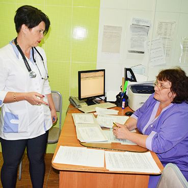 Фельдшер О. А. Проходимова передает данные о пациенте в приемный покой.