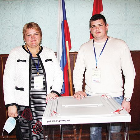 Председатели Орловских УИК:  Ольга и Николай Мызниковы - мама с сыном.