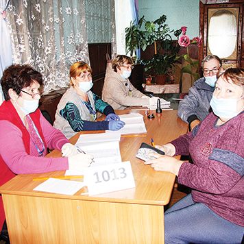 Процесс выдачи бюллетеней на Орловском избирательном участке.