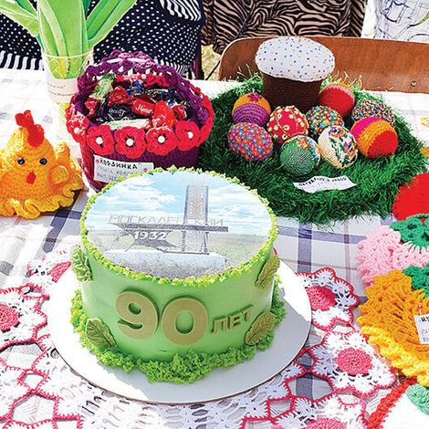 Такой торт к юбилею поселка испекли хозяйки на улице Животноводов.