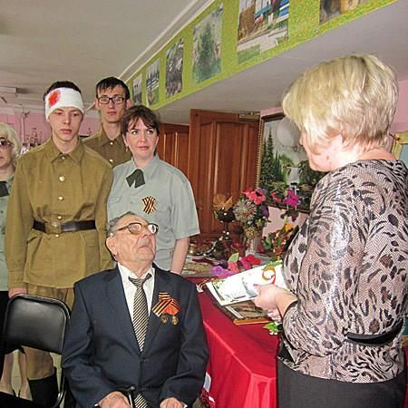«Спасибо деду за Победу!». Поздравления в этот день принимал и проживающий в Доме-интернате Петр Егорович Поздняков.