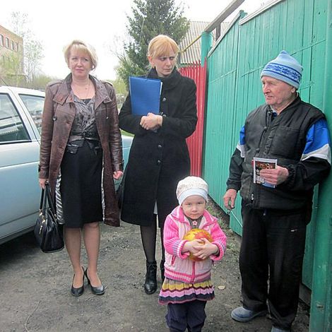 «Спасибо деду за Победу!». Владимир Васильевич Веселов встречал гостей вместе с маленькой правнучкой.