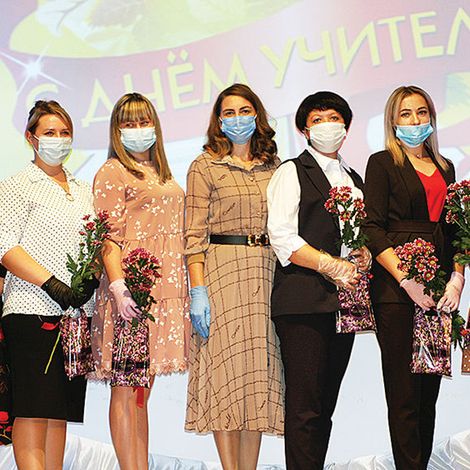Цветы и подарки молодым специалистам вручила председатель райкома профсоюза  работников образования Оксана Стародубцева (в центре).