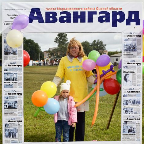 Наталья Борисовна Медведева и юная читательница из Пикетного Даша.