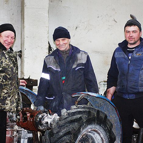 Механизаторы Павел Егоров,  Геннадий Трейзе и Александр Мирхасанов.