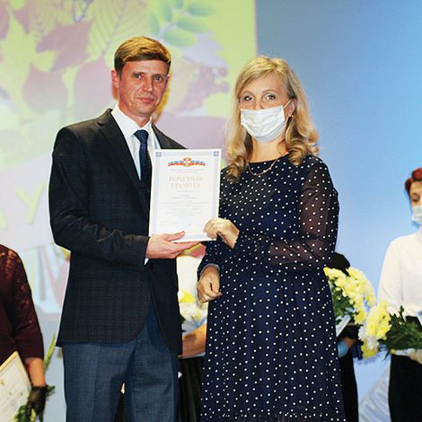 Церемонию награждения лучших педагогов провел  глава района Аркадий Ефименко.